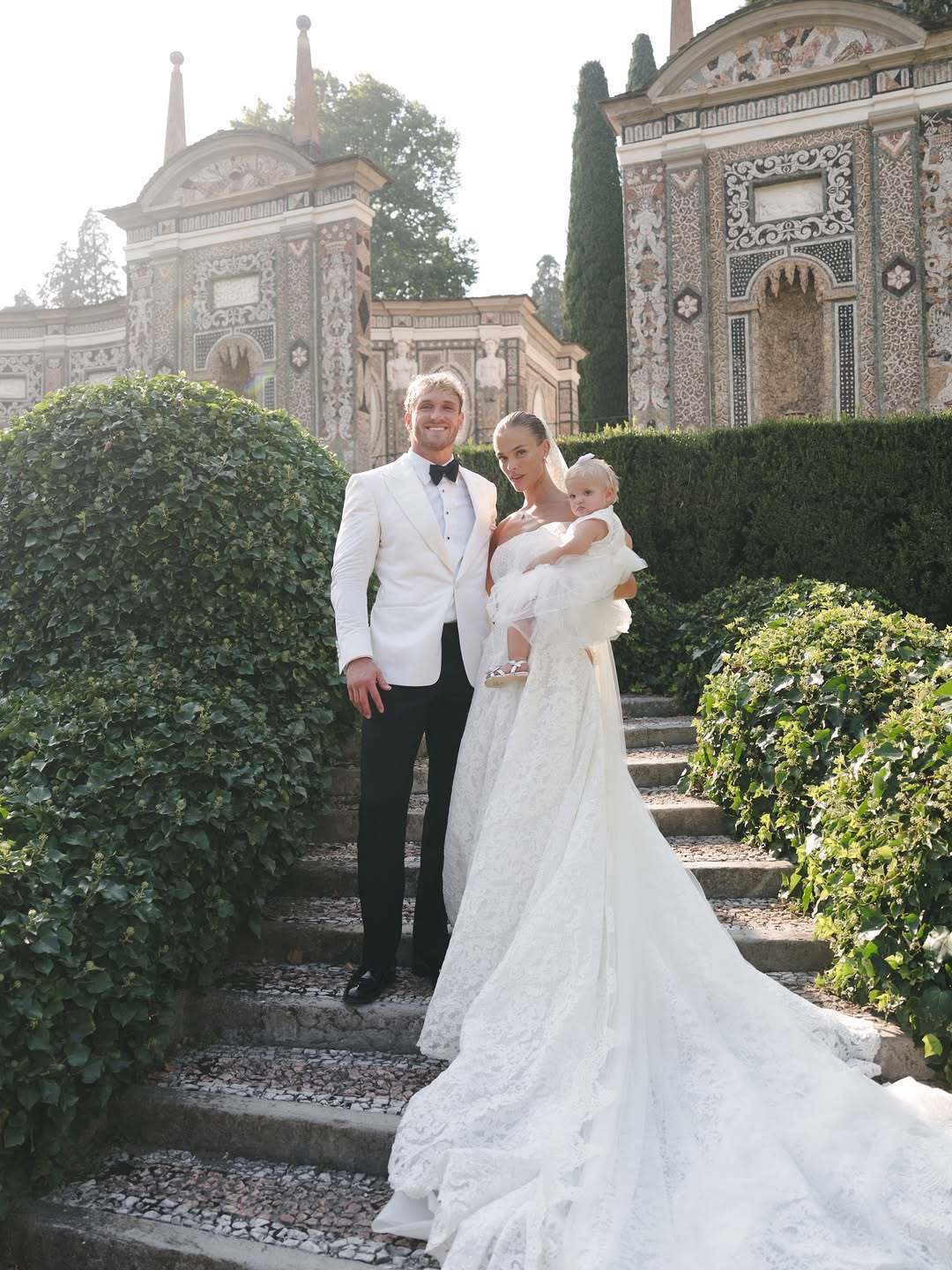 Nina Agdal, Logan Paul en kindje samen op bruiloft